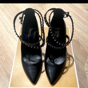 Michael kora, size 6